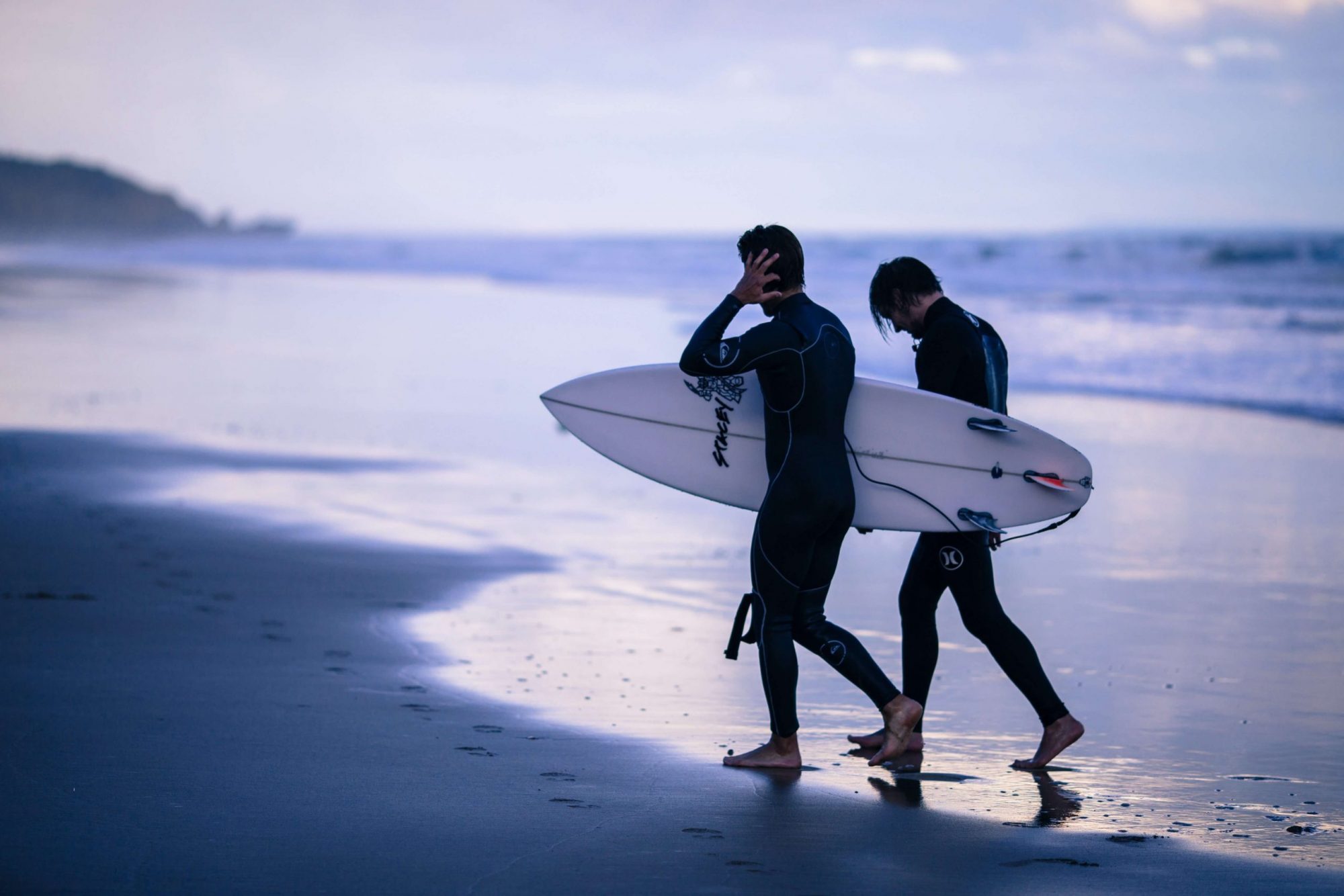 hombres con tabla de surf